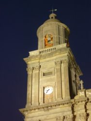 Vista nocturna de la torre del campanario y del reloj de la Catedral