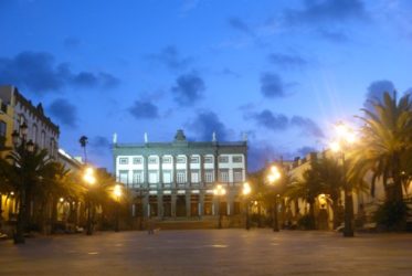 La plaza mayor de Santa Ana en Las Palmas vista de noche
