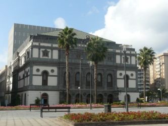 Vista del gran Teatro Pérez Galdós en pleno barrio de Triana