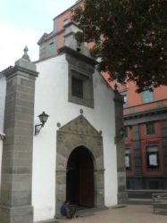 La fachada principal de la ermita de San Telmo 