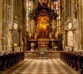 Su interior es también impresionante, como su ornamentado retablo del altar mayor.