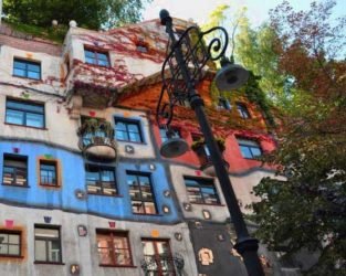 Imagen de las curiosas casas de Hundertwasserhaus, una llamativa zona residencial de Viena.