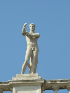 Una curiosa escultura de las muchas que admiramos en la ciudad de Roma.