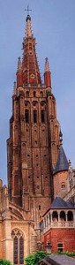 Detalle de la alta torre de esta bella iglesia que data del siglo XIII.