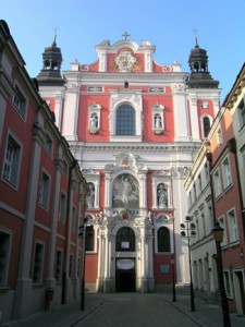 La impresionante iglesia de San Estanislao con su imponente portada principal.