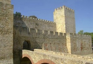 Imagen de parte de las murallas y un acceso al bello Castillo de San Jorge.