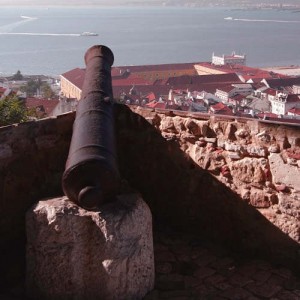 Hermosa vista del famoso Castillo de San Jorge.