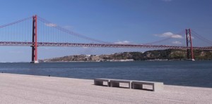 El impresionante puente de Lisboa llamado el 25 de Abril.