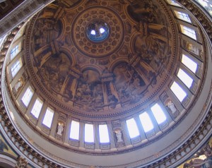 Detalle del interior de la majestuosa cúpula de la catedral.