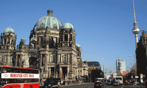 En esta guía de Berlín podéis ver desde la imponente Berliner Dom hasta el famoso Fernsehturm, a la derecha.
