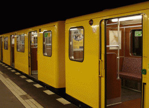 Aún se usan llamativos metros antiguos como medio de transporte en Berlín.