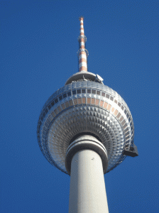 El gran Fernsehturm o Torre de la Televisión de la ciudad de Berlín.