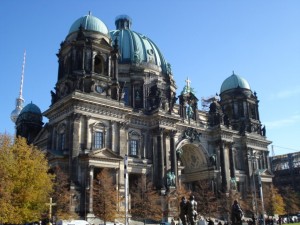 La catedral de Berlín, con la famosa torre de televisión al fondo