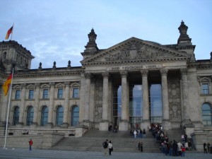 Largas colas ante la fachada del edificio para entrar al Reichstag
