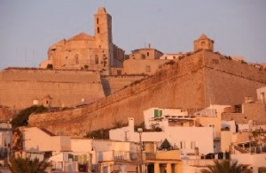 La ciudad de Ibiza con sus famosas murallas y la Catedral.