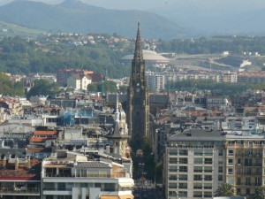 La elevada aguja de 75 metros de altura corona la catedral y Donostia.