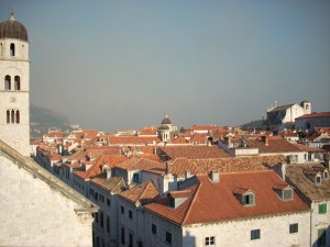 Información general sobre la ciudad de Dubrovnik: Arte, cultura e historia se funden en esta preciosa ciudad, que es pequeña y accesible para el viajero, que va a disfrutar aquí de grandes sensaciones al pasear por las calles del antiguo barrio de Stari Grad.