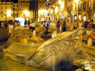 Plaza de España es una de las plazas más famosas de Roma, lugar de encuentro de turistas y romanos