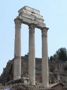 EL Templo de los Dioscuros con sus columnas corintias