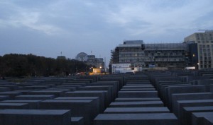 Monumento al Holocausto con la cúpula del Reichstag al fondo