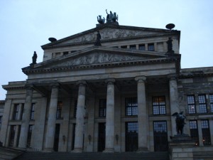 El Auditorio Schauspielhaus esta en el centro de la plaza
