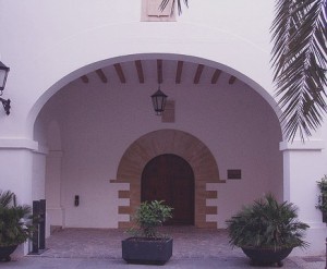 La fachada del edificio que acoge el Ayuntamiento de Ibiza.