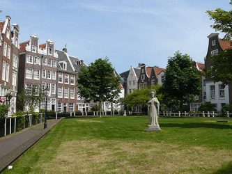 El patio de Begjinhof es un remanso de paz en el centro de Ámsterdam