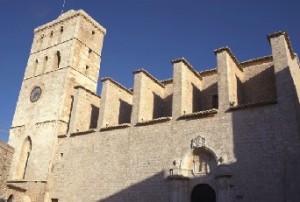 La Catedral de Ibiza está en lo alto de la ciudad
