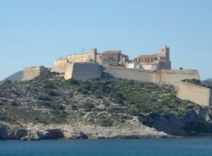 La ciudad de Ibiza en lo alto de la colina vista desde el mar