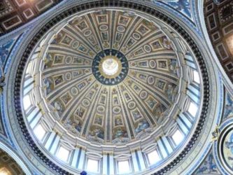Iluminada vista del interior de la gran cúpula de Miguel Ángel