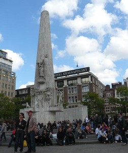 El obelisco del monumento nacional de la liberación en la Plaza Dam