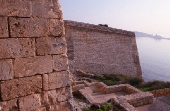 Vista de parte de las murallas de Dalt Vila en Ibiza