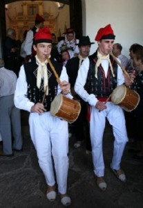 Banda de músicos ibicencos ataviados de sus trajes tradicionales
