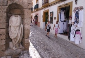 Vestigio del pasado histórico de Ibiza junto a imagen del presente