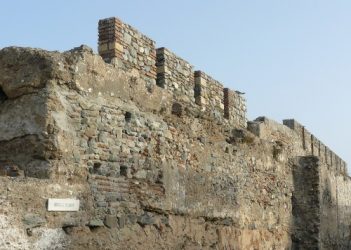 Parte de la muralla de la época árabe que aún se conserva en el Castillo de San Miguel.