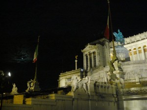 Parte del monumento visto de noche