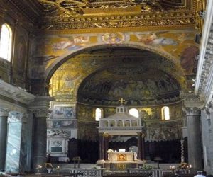 Interior de Santa María in Trastevere con sus bellos mosaicos