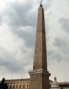El obelisco de Ramsés II que ahora se halla en la Piazza del Popolo