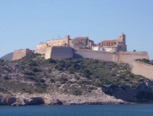 Las grandiosas murallas de Ibiza vistas desde el mar