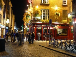 El famoso barrio de Temple Bar y su marcha nocturna son otro de los alicientes de visitar Dublín