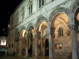 El palacio del Rector de Dubrovnik visto por la noche.