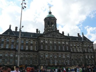 Imponente fachada del Palacio Real de Ámsterdam