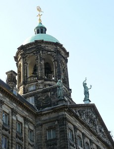 El domo o cúpula del Palacio Real con su llamativa veleta