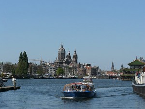 El paseo en barco por Ámsterdam junto al NEMO en pleno puerto