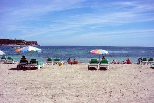 Postal de parte de la playa de Talamanca en Ibiza.