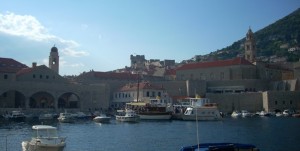 Vista de los soportales del puerto viejo y al fondo la torre Minceta