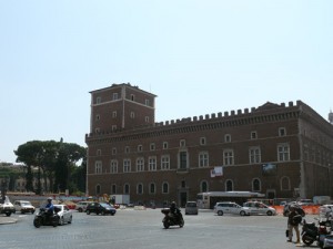El Palacio de Venecia en la misma plaza