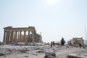 El Partenón a la izquierda y el Erecteión a la derecha