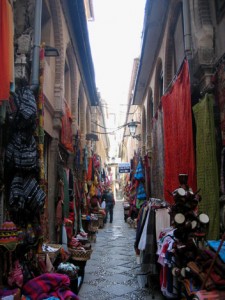 La calle Zacatín repleta de productos artesanales