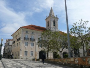Vista del campanario y el edificio de la Cámara Municipal de Aveiro.